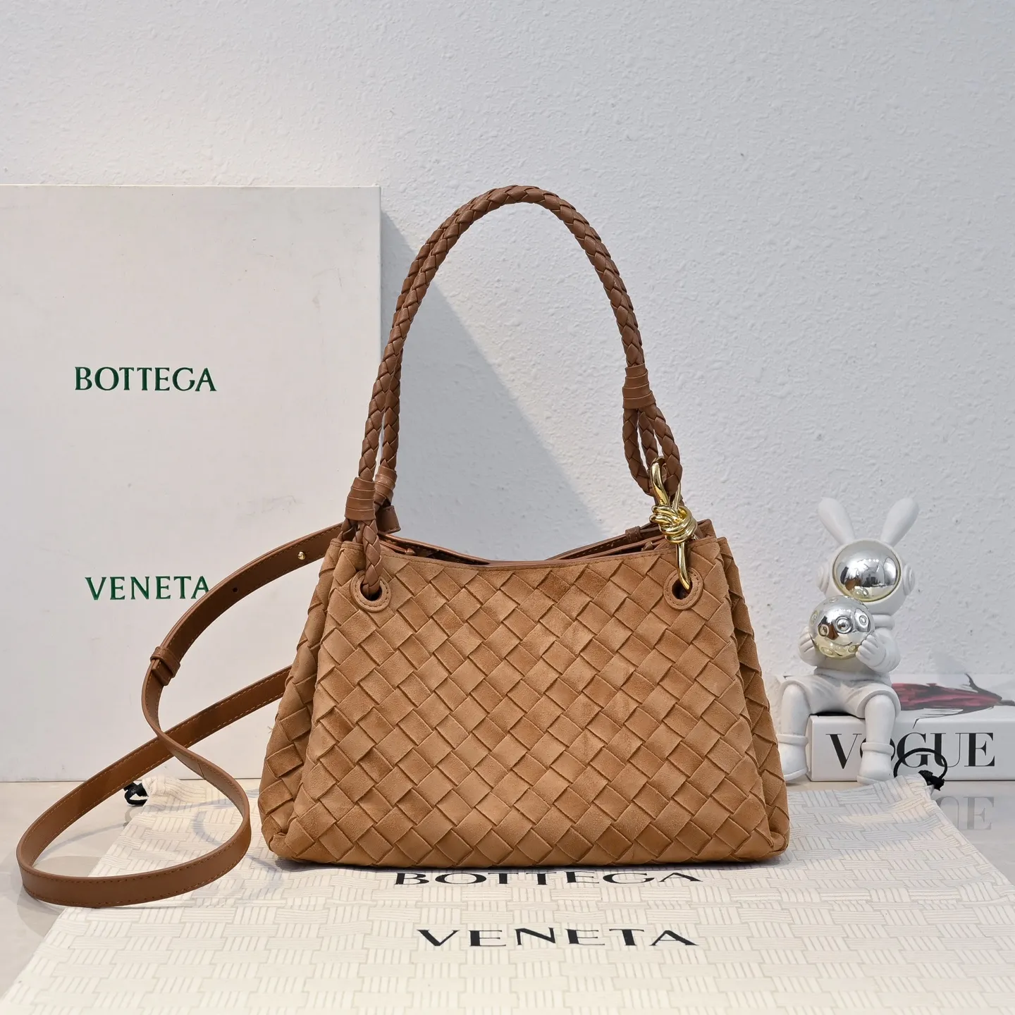 Batch 2060 BOTTEGA VENETA2025 new autumn medium suede parachuta has a unique appearance with the iconic metal knot, and a whole piece of leather folds the four corners into a parachute shape! The exquisite Knot metal buckle is like putting jewelry on a bag. It is high-end and elegant. Its super capacity can hold all your things! The overall effect of this bag is very different from before. It is neither too delicate to provide a large capacity nor too bulky because of its practicality. It simply provides a perfectly suitable bag for casual and simple people👜 Style number: 5921 Size: 29.5*18.5*17.5cm